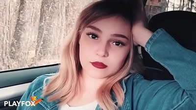 கவர்ச்சியான குழந்தை தள்ளுபடி அட்டையை மகிழ்ச்சியுடன் உறிஞ்சுகிறது